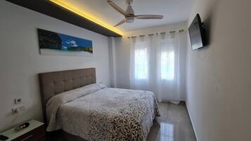 2 dormitoris, planxa i posts de planxar, Internet i roba de llit