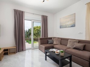Living area - Contemporary Apartment With Terrace and Spacious Garden - Two Bedroom Apartment With Terrace (Kastela)