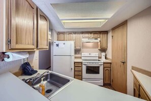 Coffee/tea maker, fridge, microwave, oven - 1 Bedroom with Loft in Frisco Colorado! (Frisco)