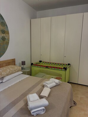 1 bedroom, desk, free WiFi, bed sheets