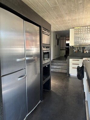 ثلاجة، ميكروويف، فرن، موقد طهي مسطح