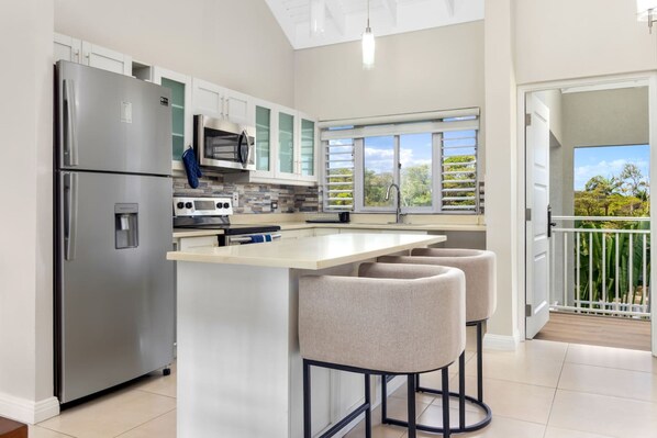 Fridge, microwave, oven, stovetop - 3rd Floor Condo Richmond Estate ~Beach Access~Pool (Plantation Village)