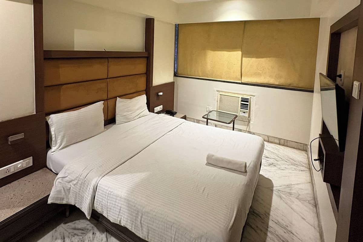 Desk, iron/ironing board, WiFi (free), bed sheets
