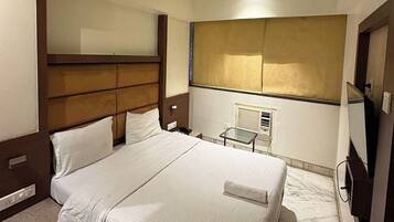 Executive Room | Desk, iron/ironing board, free WiFi, bed sheets