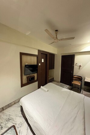 Executive Room | Desk, iron/ironing board, free WiFi, bed sheets