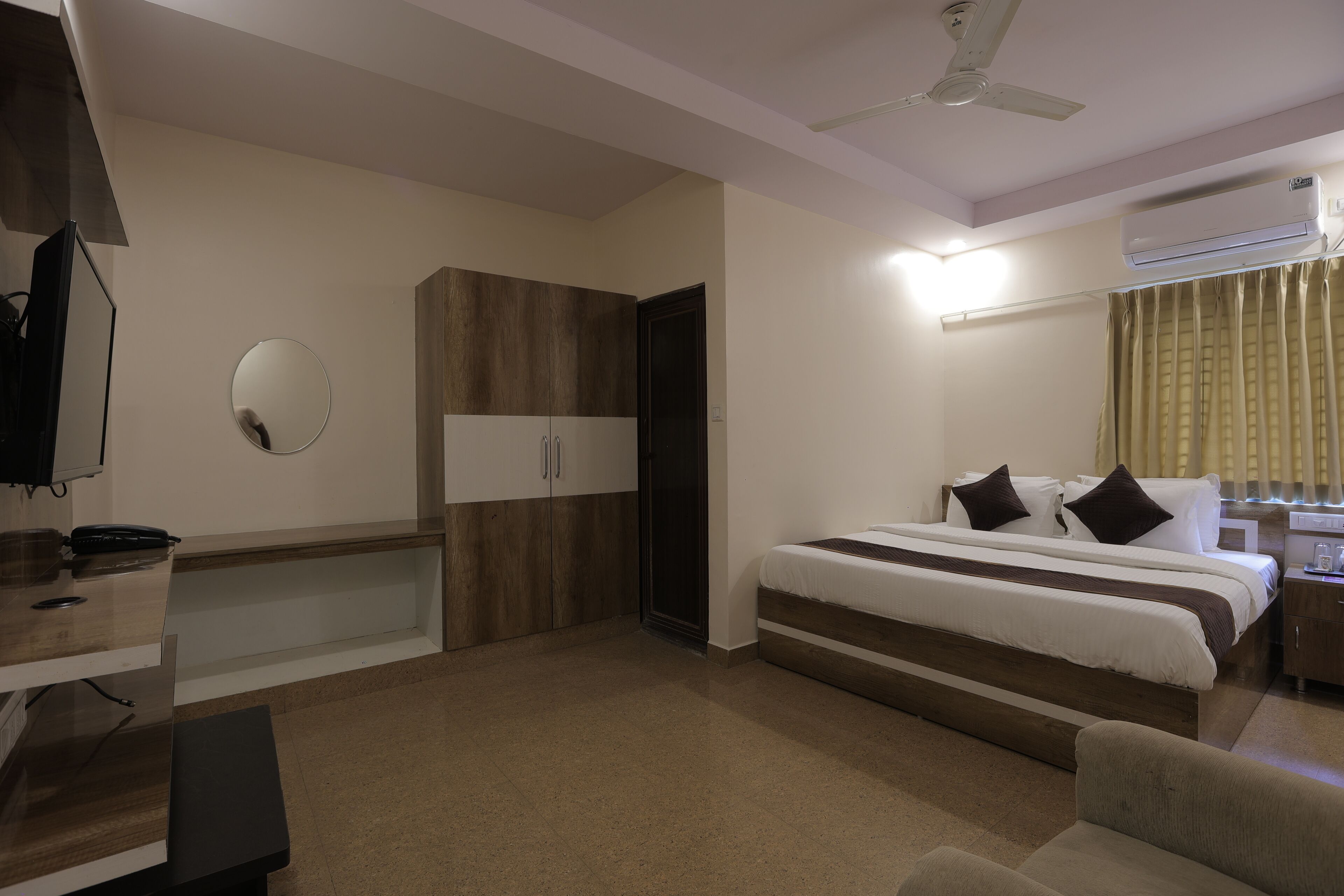 Quarto triplo | Escrivaninha, camas extras/dobráveis (sobretaxa), Wi-Fi de cortesia