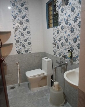 Chuveiro, produtos de toalete grátis, toalhas de banho, sabonete