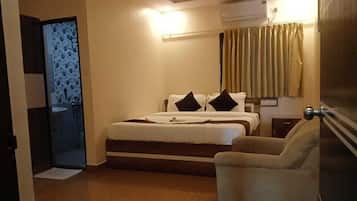 Deluxe Room | Desk, rollaway beds, free WiFi, bed sheets