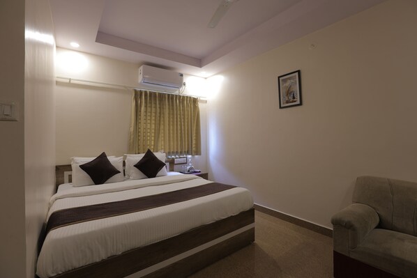 Triple Room | Desk, rollaway beds, free WiFi, bed sheets