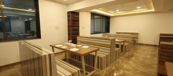 Green Paradise Hotel And Restaurant