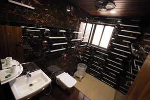 Chuveiro, chuveiro com efeito de chuva, produtos de toalete grátis 