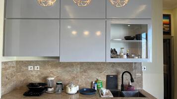 Geladeira, micro-ondas, chaleira elétrica