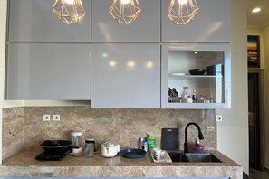 Geladeira, micro-ondas, chaleira elétrica