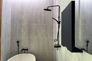 Villa, 2 habitaciones | Baño | Amenidades de baño gratuitas, secadora de cabello, pantuflas, toallas 