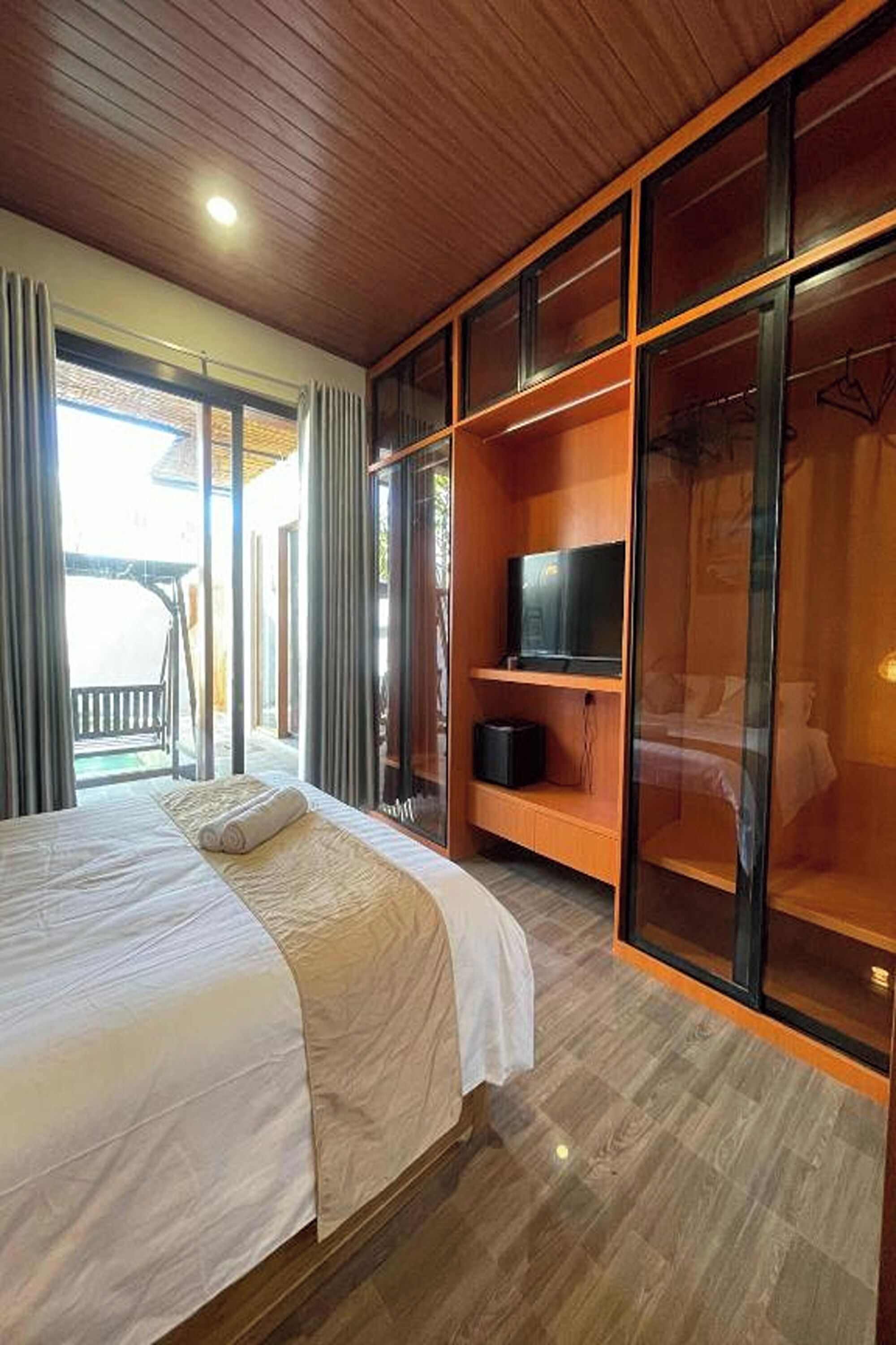 办公桌、免费 WiFi、床单