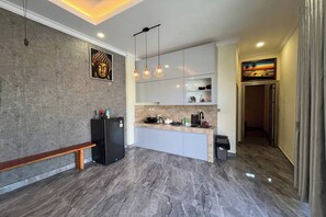 雪櫃、微波爐、電熱水壺