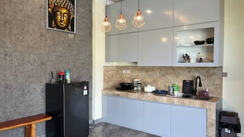 Villa, 2 habitaciones | Cocina básica privada | Frigorífico, microondas y hervidor eléctrico