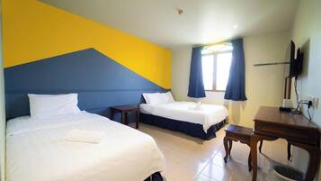 Escritorio y ropa de cama