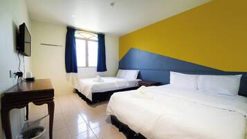 Suite familiar | Escritorio y ropa de cama