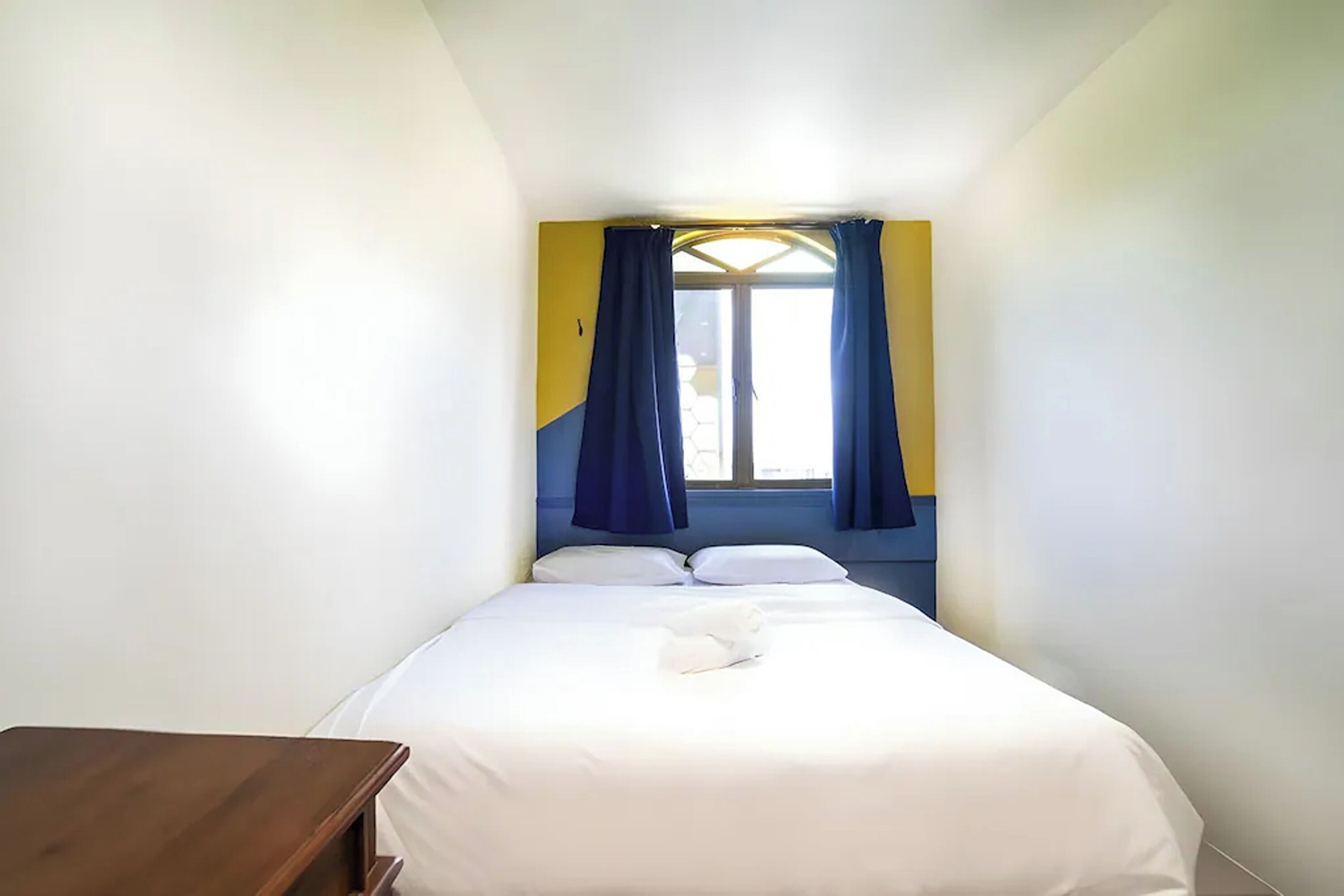 Deluxe Double Room | Desk, bed sheets