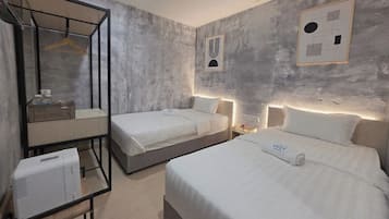 Habitación doble, sin ventanas | Minibar, escritorio, tabla de planchar con plancha y wifi gratis