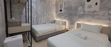 Quarto casal, sem janelas | Frigobar, escrivaninha, ferros/tábuas de passar roupa, Wi-Fi de cortesia