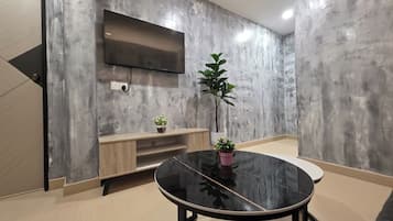 Family Room | Minibar, desk, iron/ironing board, free WiFi