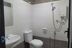 Shower, rainfall showerhead, free toiletries, hair dryer