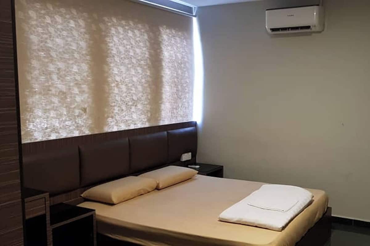 Double Room | Minibar, desk, iron/ironing board, free WiFi