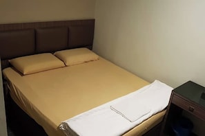 Camera doppia, senza finestre | Minibar, una scrivania, ferro/asse da stiro, Wi-Fi gratuito
