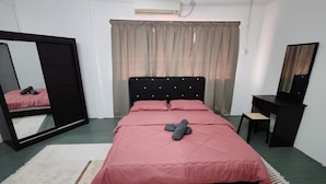 A bedroom with a bed, a mirror, a desk, and a window with curtains. - Drh Villa (Ipoh)