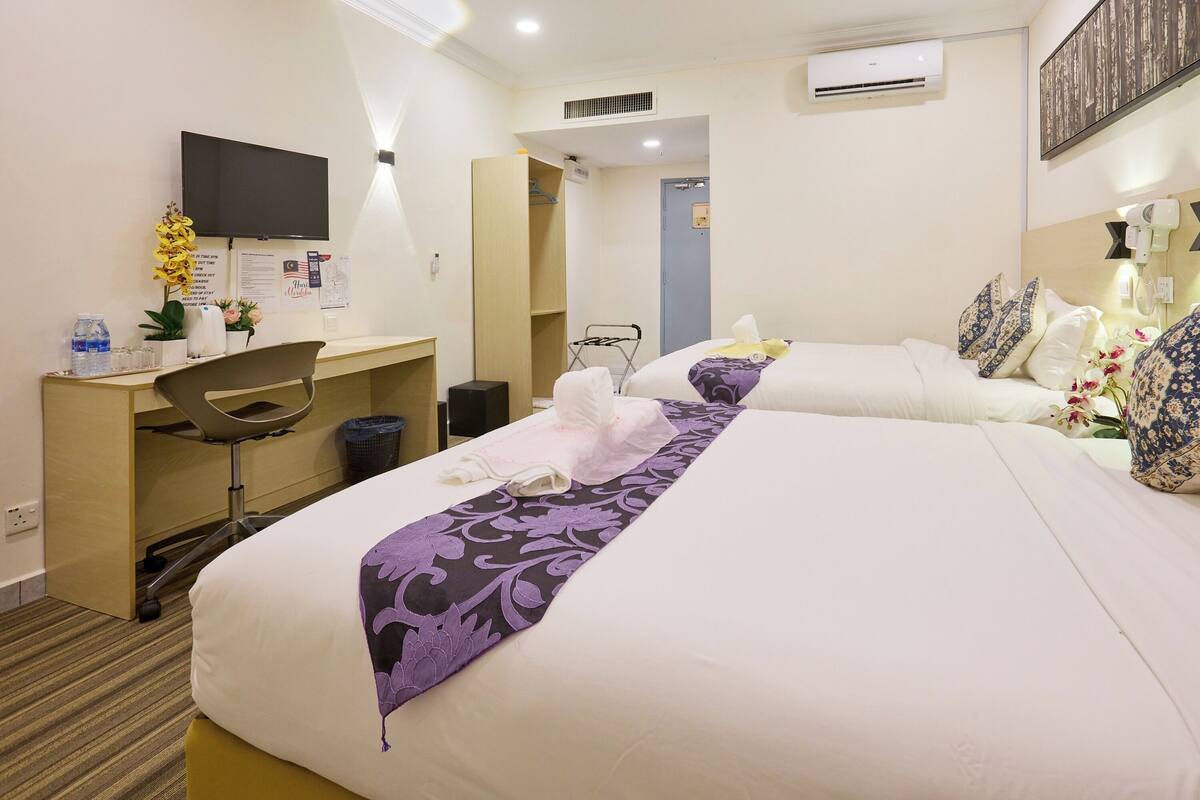 Een bureau, een strijkplank/strijkijzer, gratis wifi, beddengoed