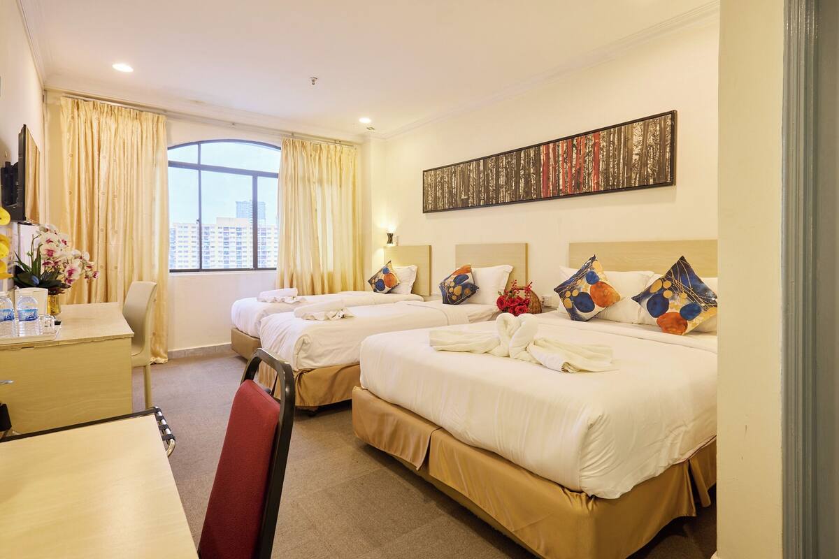 Executive Quadruple Room | Desk, iron/ironing board, free WiFi, bed sheets