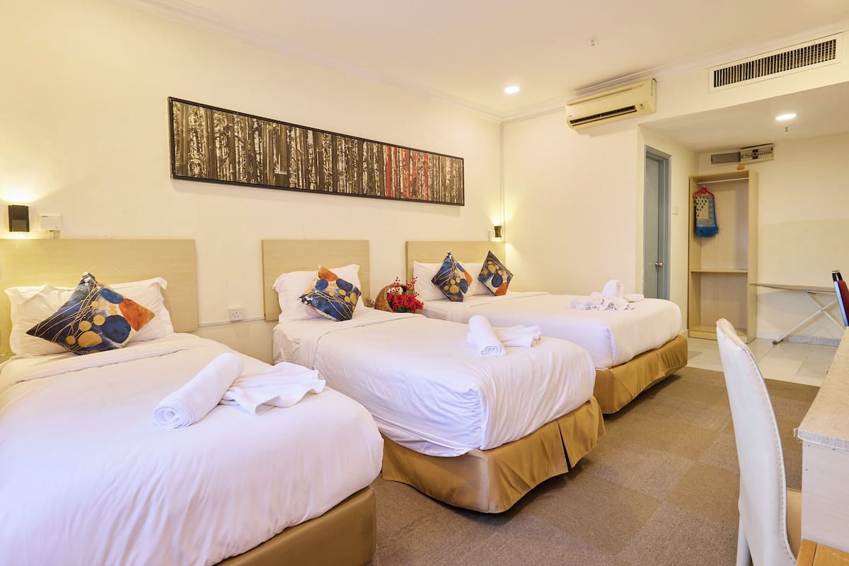 Een bureau, een strijkplank/strijkijzer, gratis wifi, beddengoed