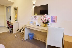 Een bureau, een strijkplank/strijkijzer, gratis wifi, beddengoed