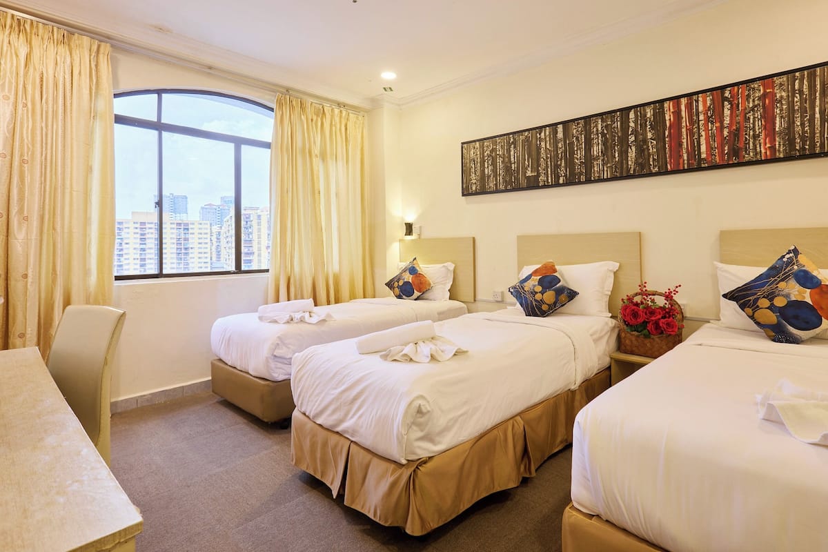 Een bureau, een strijkplank/strijkijzer, gratis wifi, beddengoed