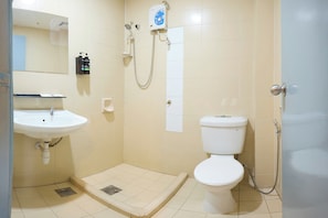 Shower, rainfall showerhead, free toiletries, hair dryer