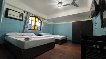 Escritorio, wifi gratis y ropa de cama