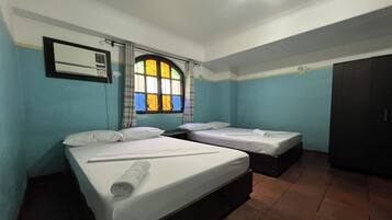 Escritorio, wifi gratis y ropa de cama