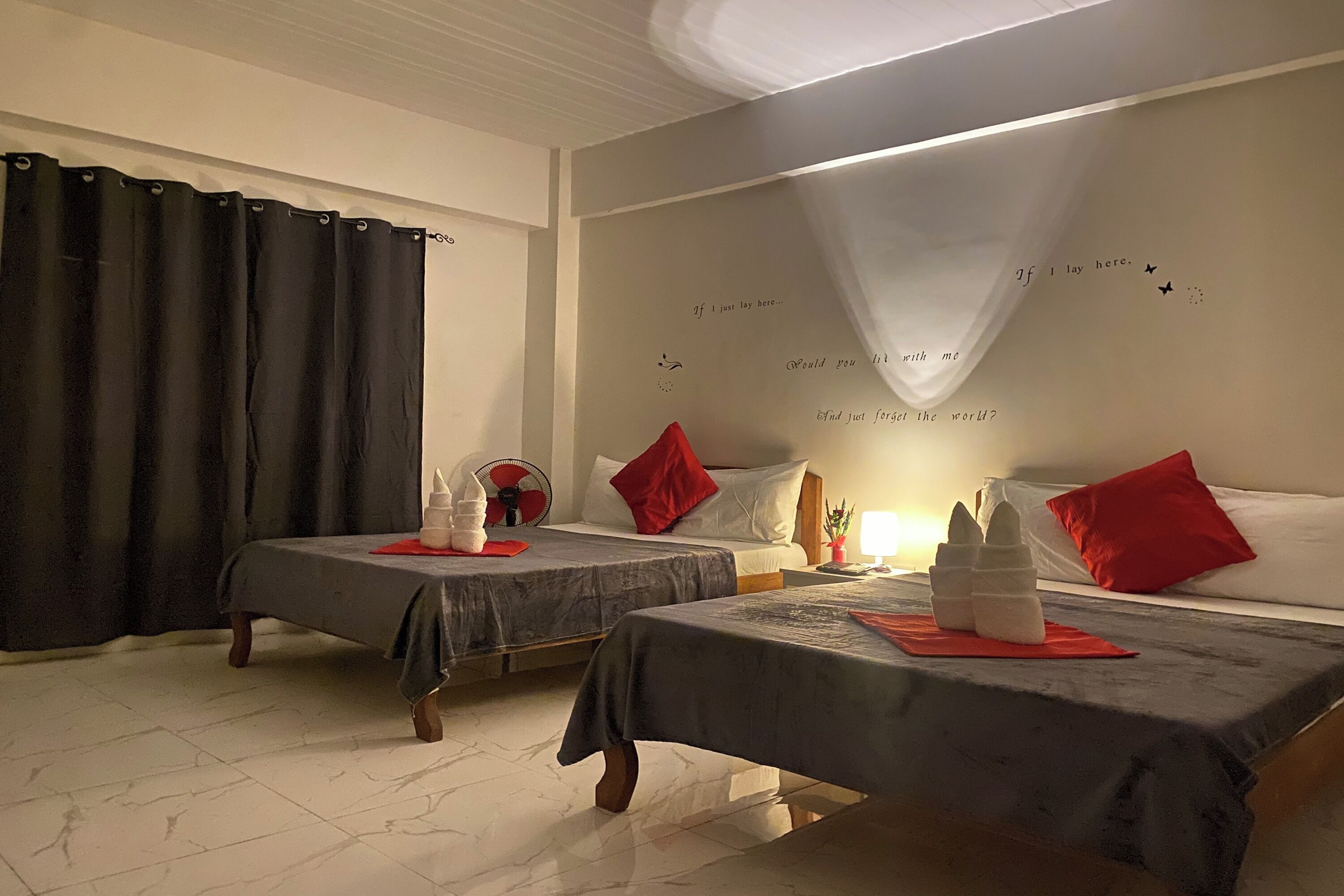 واي فاي مجانًا وملاءات أسرّة