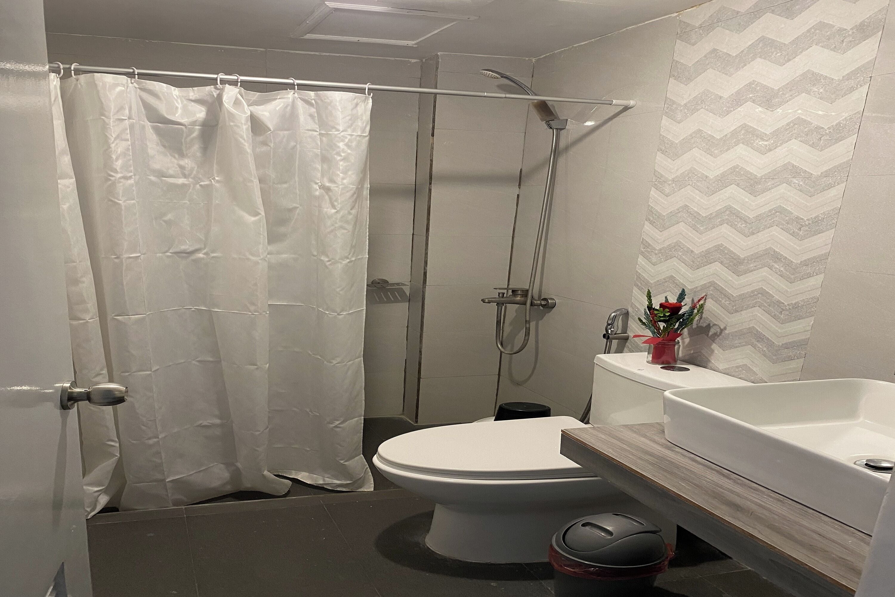 Chambre Familiale | Salle de bain | Douche, douche à « effet pluie », serviettes fournies