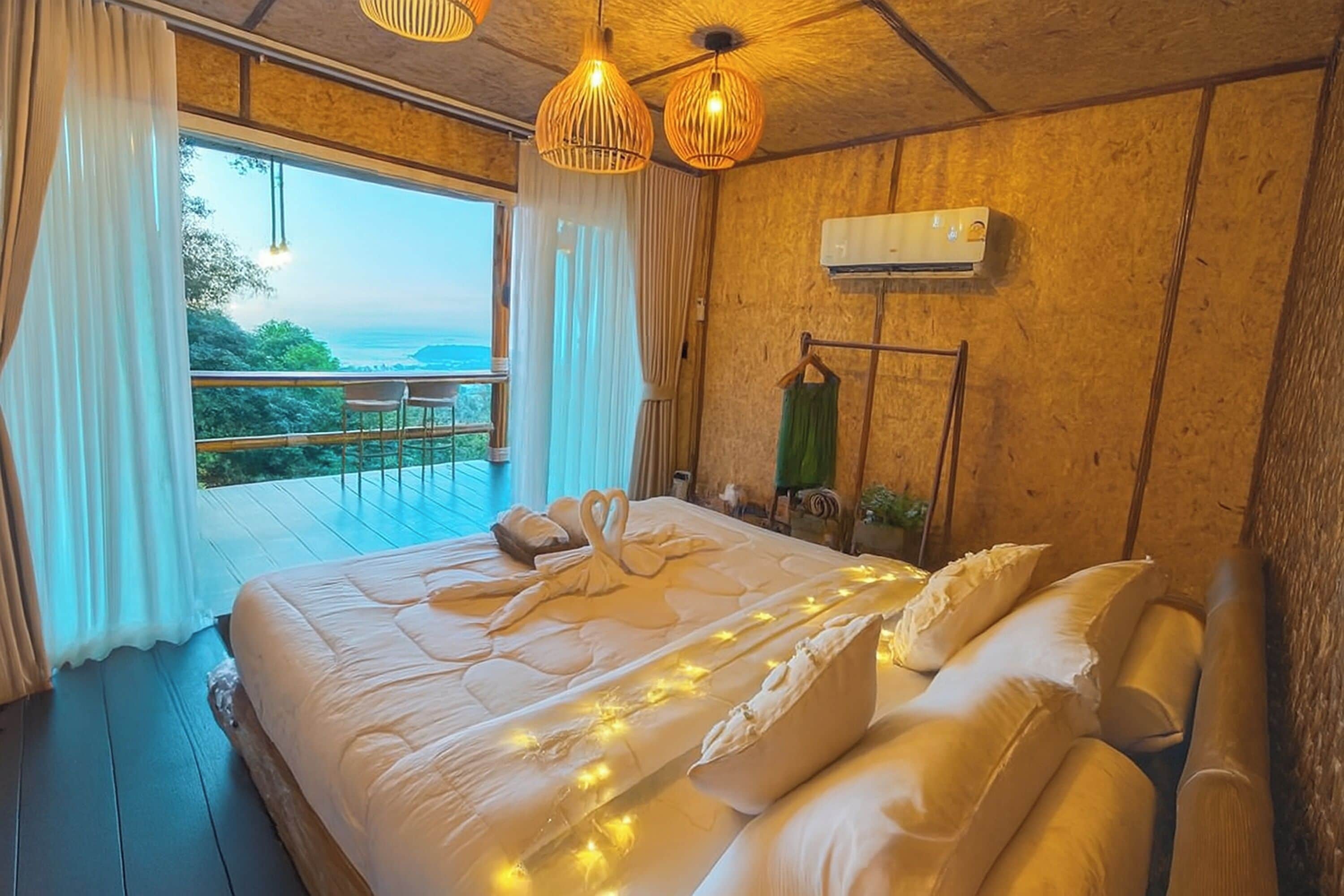 Escritorio, wifi gratis y ropa de cama 