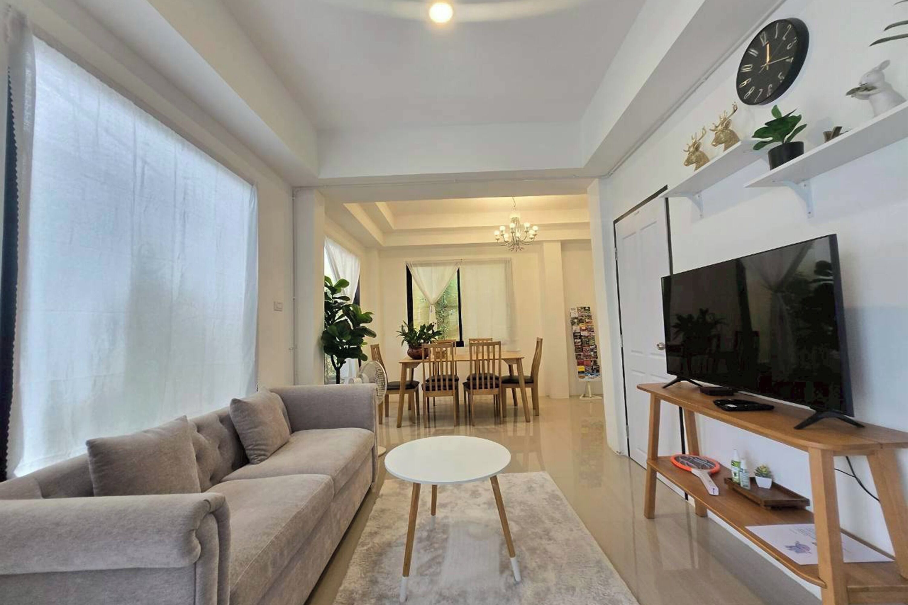 House, 3 Bedrooms | Living area | 32-inch LCD TV with cable channels