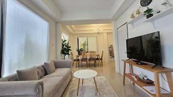 House, 3 Bedrooms | Living area | 32-inch LCD TV with cable channels