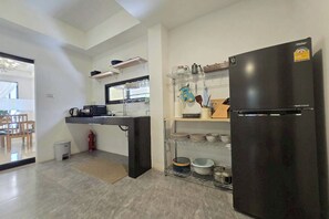 Casa, 3 habitaciones | Cocina privada | Frigorífico y hervidor eléctrico