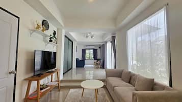 House, 3 Bedrooms | Living area | 32-inch LCD TV with cable channels