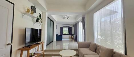 單棟房屋, 3 間臥室 | 客廳 | 32 吋LCD 電視連有線電視頻道