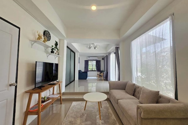 Casa, 3 habitaciones | Área de sala de estar | Televisión LCD de 32 pulgadas con canales por cable 