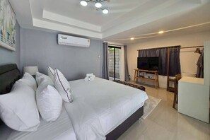 Escritorio, tabla de planchar con plancha, wifi gratis y ropa de cama 