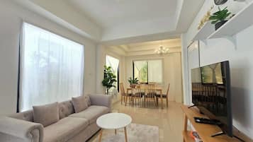 Casa, 3 dormitoris | Sala d'estar | Televisor LCD de 32 polzades amb canals per cable